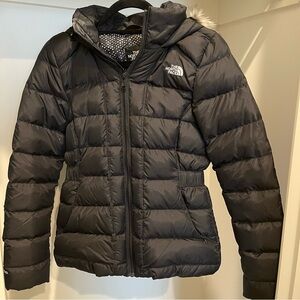 The North Face Women's Black Hooded Puffer Jacket 550